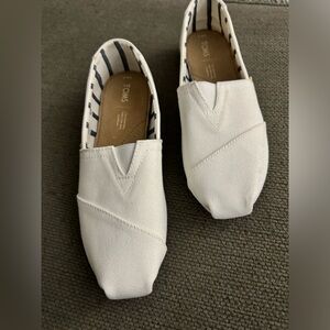 Women’s White Canvas Toms brand new without tags